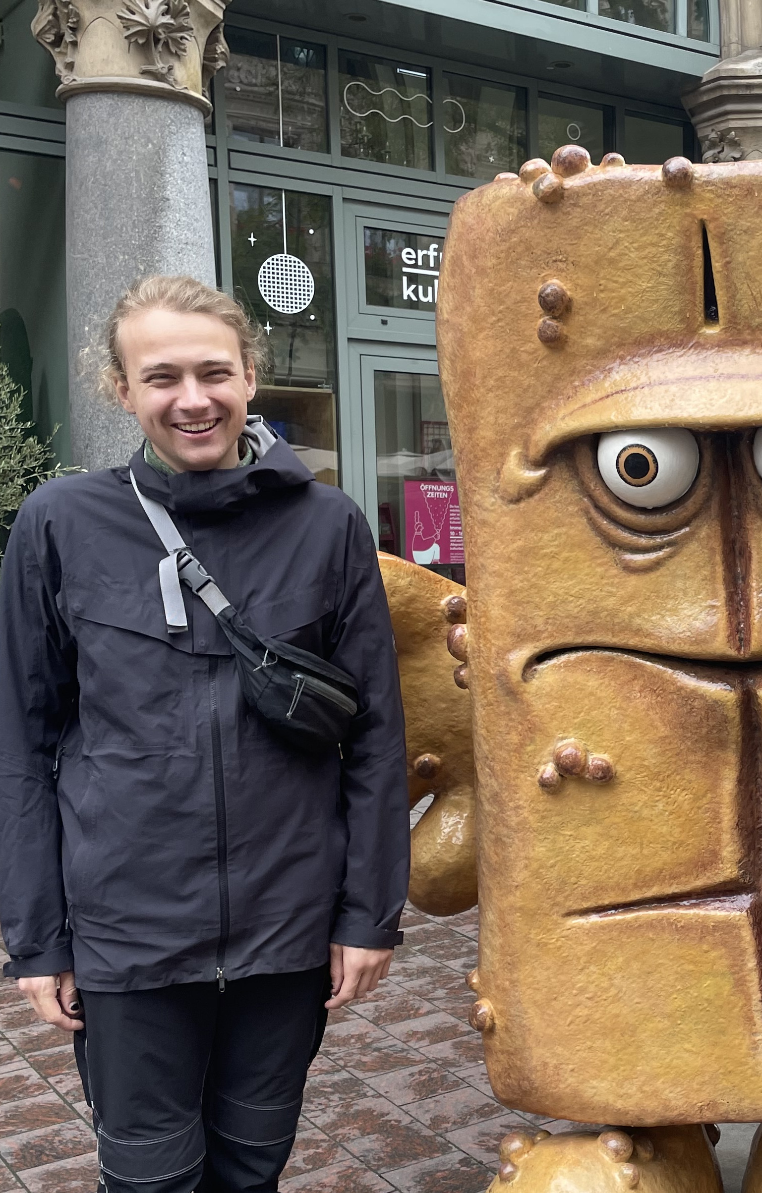 Clara neben Bernd das Brot